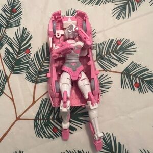 Transformers Generations War for Cybertron: Earthrise Deluxe Arcee action figure